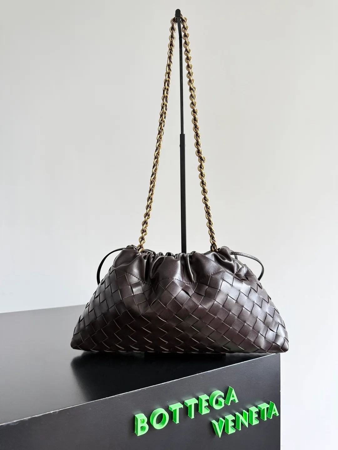 Batch 1680 BOTTEGA VENETA 2025 new women's Dustbag Notte clutch. Dustbag, which has been very popular since its launch, has a chain clause! ! The hand-carrying method is reminiscent of the classic bag type Pouch , light and elegant, the reserved drawstring design allows the bag to be used as an armpit bag, and the chain is longer, which is very suitable for sisters who like to free their hands and carry cross-body backpacks. No matter which way you carry it, you can change the back according to the occasion and your mood that day. It can make the overall outfit more fashionable🪄🪄The body of the bag has also been widened. It is the rainy season and the weather is hot. The bag can easily accommodate a small umbrella and water bottle. The lining is made of nylon, which is light and comfortable to carry, and is very suitable for summer use. Style number: 839394 Size: 33*19*8cm